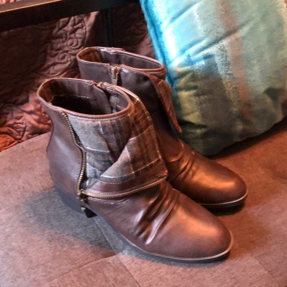 Life Stride Brown Flannel Accent Booties 8.5